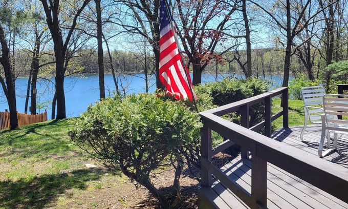 Waupaca House | Peaceful home on little Round lake near EAA, Iola car show & the Packer Stadium.