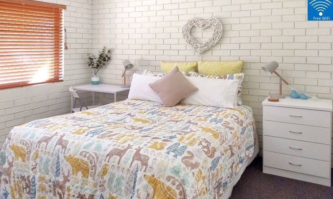 Daisy Hill Apartment | Peaceful & Homely Ground Floor Suite w/ A/C + WiFi