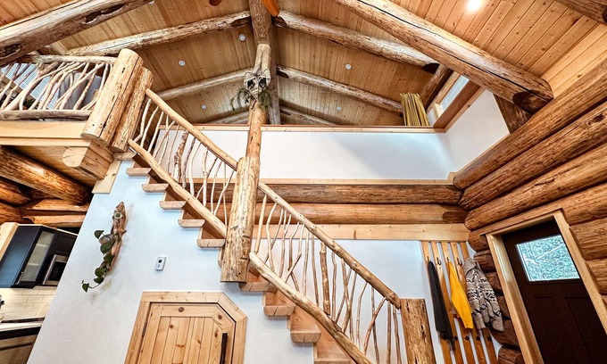Kootenay Boundary Cabin | Peaceful Log Cabin – Quick Ride to Red Mt. Trails