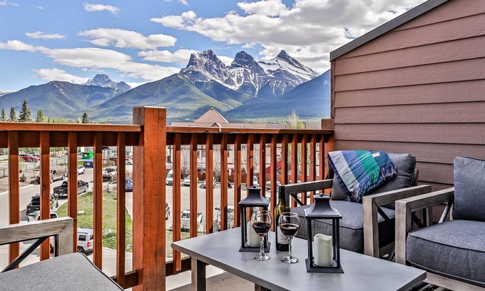 Canmore Condo | Peaceful Penthouse – Sunrise Views & Resort Amenities!