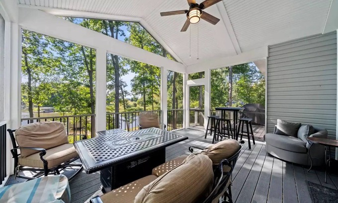 Livingston House | Peaceful & Private Lakefront Homenn