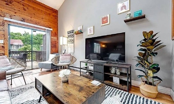 Hidden Valley House | Peaceful Retreat in Hidden Valley, PA: Ski Resort, Golf and Trails in Mountain