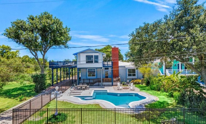Dickinson House | Peaceful Retreat with Texas-Shaped Pool
