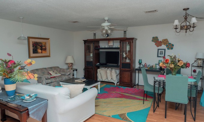 Shoreline Park House | PEACEFUL RIVERFRONT COTTAGE/SLEEPS 7 W/W+D