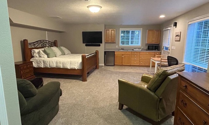 Eugene Apartment | Peaceful studio close to town - Only 20 minutes to U of O!
