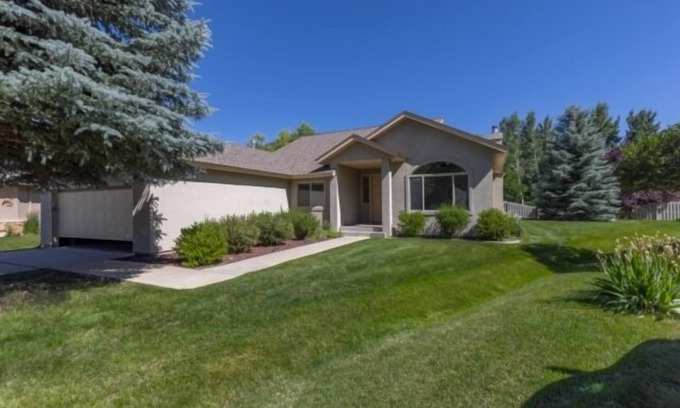 Dalton Ranch House | Peachtree Place in Dalton Ranch Golf Course Community. 4 bedrooms & 2 baths, sleeps 8. Convenient location just 10 minutes from Durango and 20 from Purgatory Ski Resort.