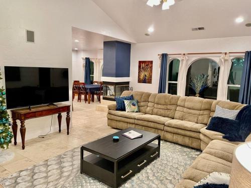 Ahwahnee House | Peacock House Sleeps 12 Hot Tub Game Room