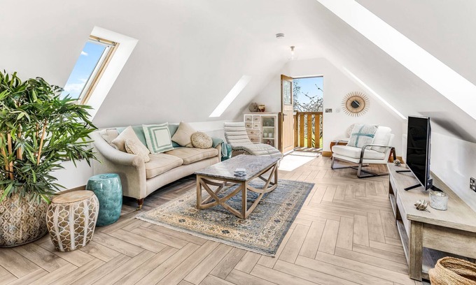 Ashby-de-la-Zouch Apartment | Pear Tree Loft Summar