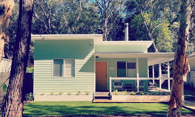 Pearl Beach House | Pearlie @ Pearl Beach, NSW. Retro Beach House. 5 minute walk to beach.