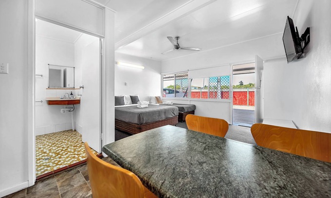 Bowen Hotel | Pearly Shell Motel