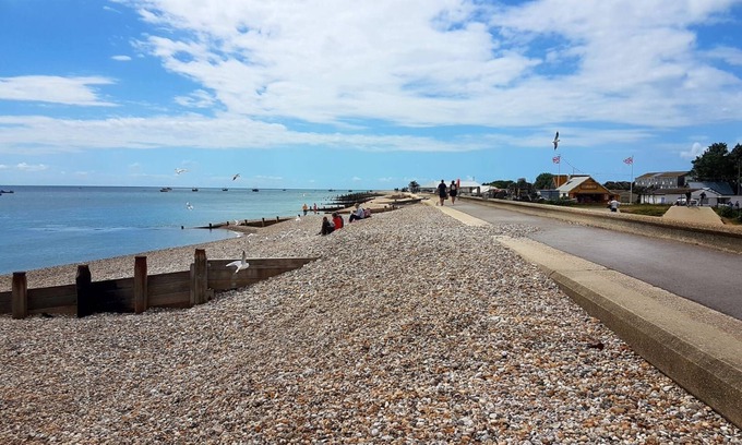Selsey Cottage | Pebbles - a bungalow that sleeps 8 guests in 3 bedrooms