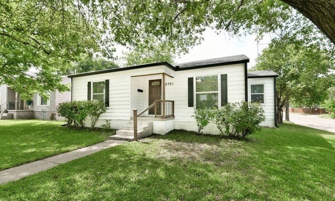 Dean Highland House | Pecan Hill House Summ