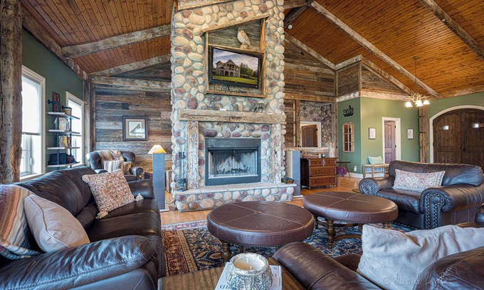 The Galena Territory House | Peep the Leaves @ The Territory's BEST Lodge - Year Round Hot Tub! Fire Pit!