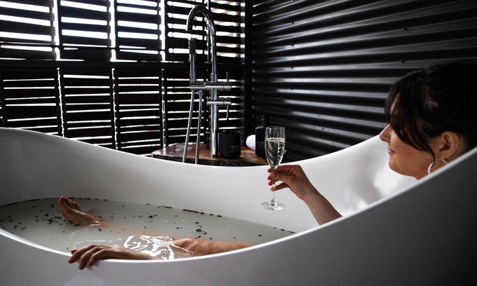Porepunkah Apartment | Peggy Adelaide Penthouse - The architecturally designed Peggy Adelaide suite offers an experience of ultimate indulgence and relaxation. This accommodation option is perfect for that romantic weekend getaway or private retreat.