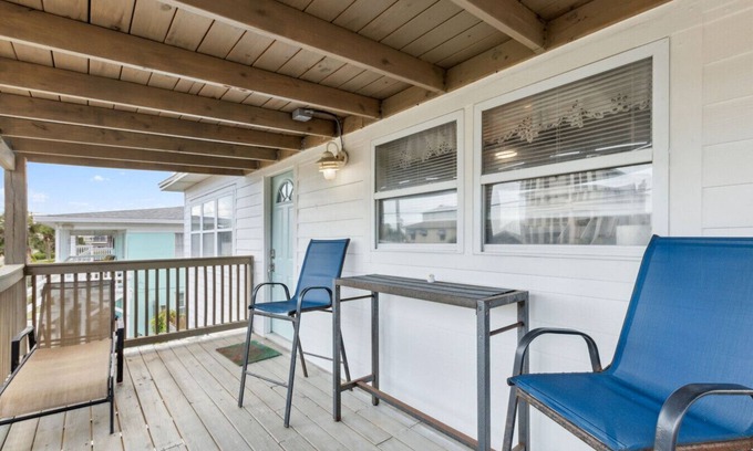 Fernandina Beach Cottage | Pelican: Easy access, spacious beach cottage steps to ocean with large private yard