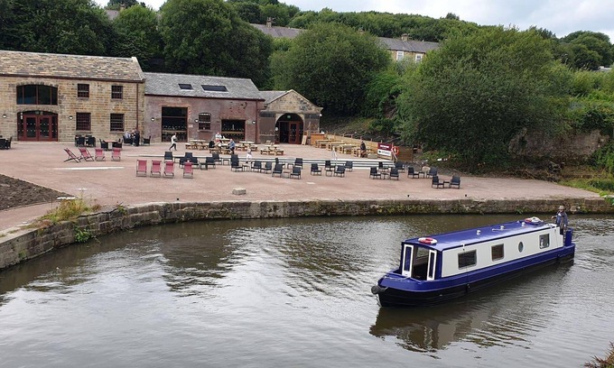 Burnley House | Pemberton - Suite in Canalside Guesthouse