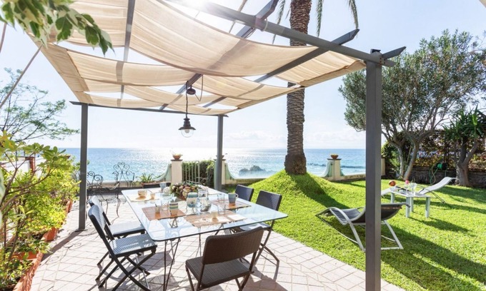 Picanello-Ognina-Barriera-Canalicchio Apartment | Penelope Seaview Apartment