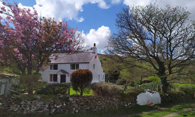 Newport Cottage | PENLLAIN, pet friendly, with open fire in Newport, Pembrokeshire