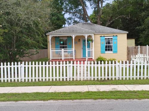 Warrington House | Pensacola hidden gem cottage 3 minutes from Navy Base, pet friendly