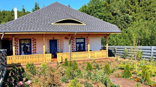 Grajduri House | Pensiunea „Căsuța cu maci”