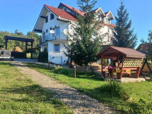 Bradu House | Pensiunea Iza