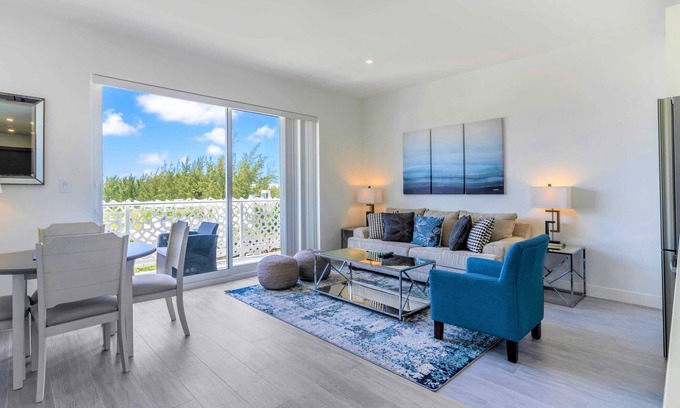 Seven Mile Beach Apartment | Penthouse 1BR/1BTH Apt /w Rooftop Pool Near Beach