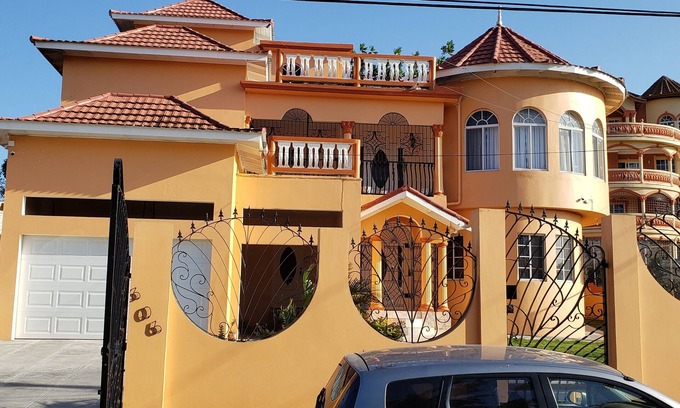 West Gate Hills House | PENTHOUSE VIEW AND FLAT VACATION HOME(#4 SUITE)