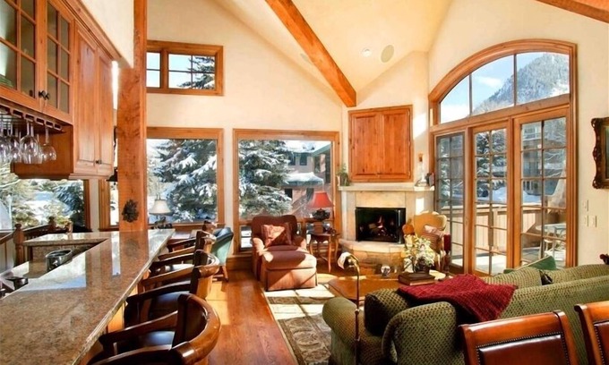 Aspen Condo | Penthouse W/Dynamite Views - #417 Walk to Lifts & Downtown