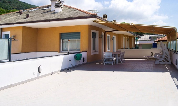 Lavagna Apartment | Penthouse with a large terrace and air-conditioned with two hundred meters from the sea