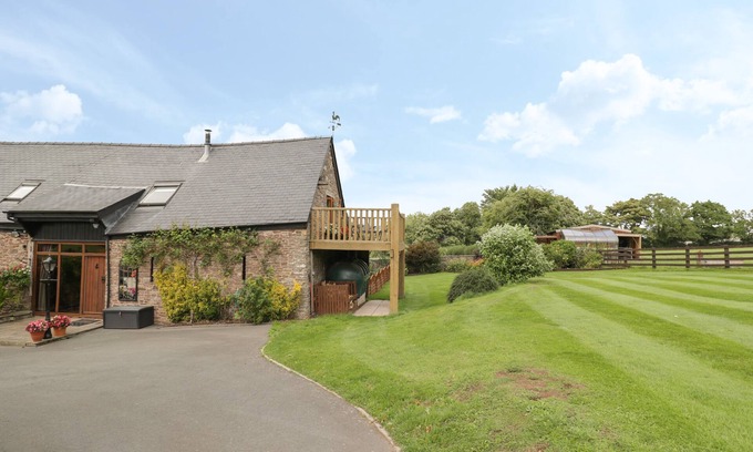 Abergavenny House | PENTRE BARN, family friendly, luxury holiday cottage in Mardy