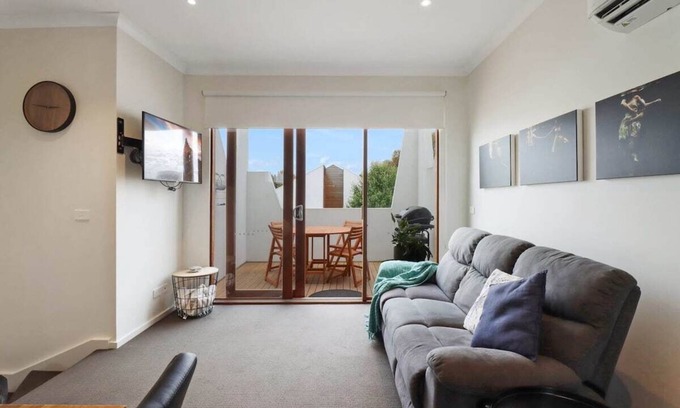 Newtown Apartment | Percy Escape just a walk to Newtown cafes and shops
