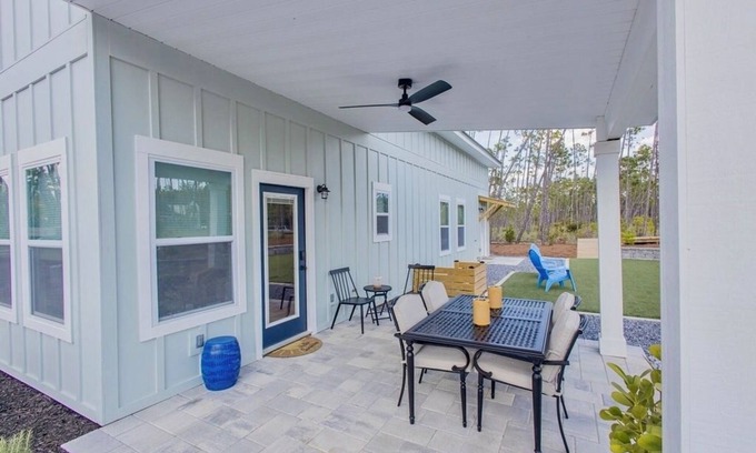 Thomas Drive House | Perfect 2-bedroom tiny house with pickleball courts in Panama City.