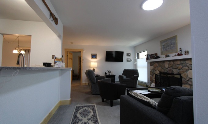 Warrior's Mark Condo | Perfect Central Location - Walk to Lifts! 10% discount for 7 nts or more stay.