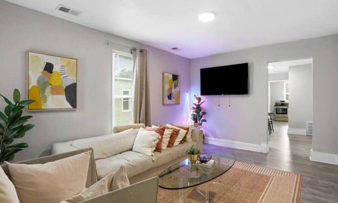 Mexicantown - Southwest Detroit Apartment | 🎯 Perfect Detroit Launchpad Stylish 3BR with Chef's Kitchen & Fast WiFi