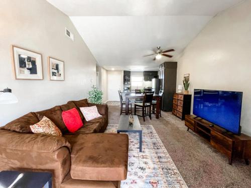 Oakville Apartment | Perfect for Group with 2BR and 2BA with Pool