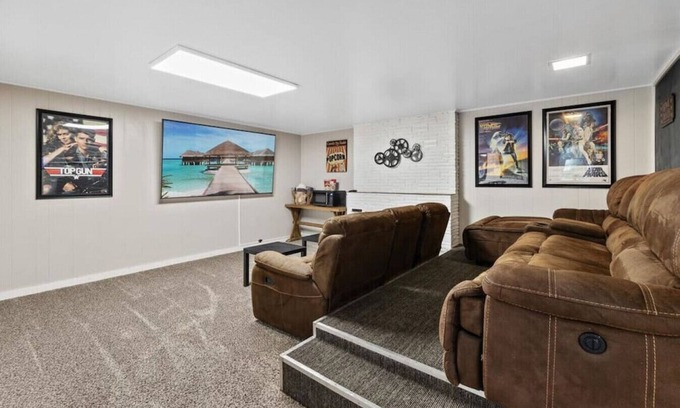 South Perry District House | Perfect for groups-Theater & Arcade close to dwtn!