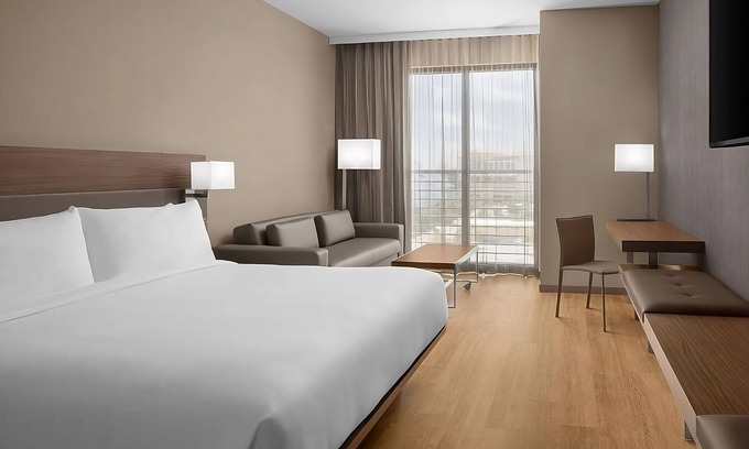 Clearwater Beach Hotel | Perfect for Your Next Getaway! Spacious Room with King Bed, Rooftop Pool