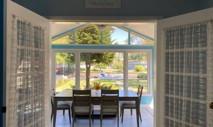 Coloma Boat Rental | Perfect lakehouse getawayn