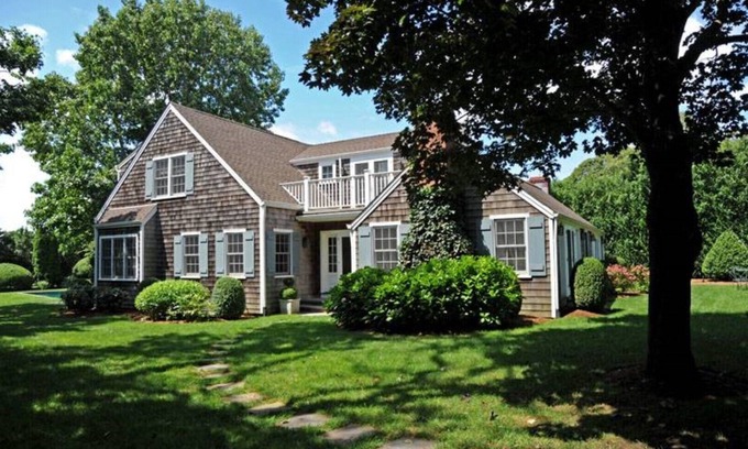 Wainscott House | Perfect Location - Walk or Bike to Beach Lane Beach to the Wainscott Beach