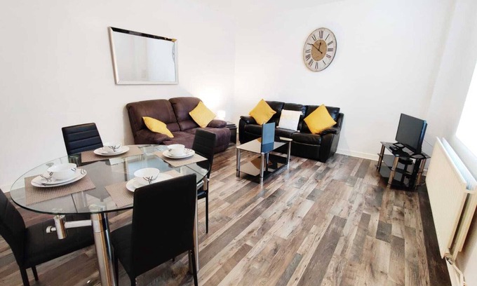 Bon-y-maen Apartment | Perfect Location with parking -Jersey Lodge