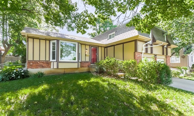 Overland Park House | Perfect retreat for family, friends or colleagues - spacious single family in OP