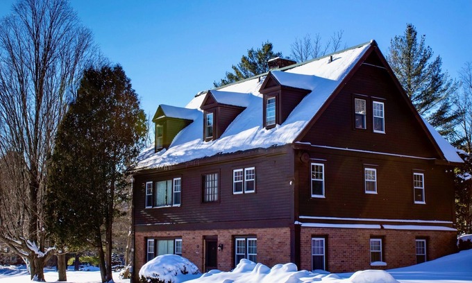 Manchester House | Perfect Reunion House! Fire. Ski. Pool. Dogs!