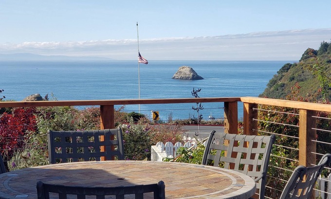 Trinidad House | Perfectly Located l Trinidad Harbor Views l Trinidad CanRedwood National Forest