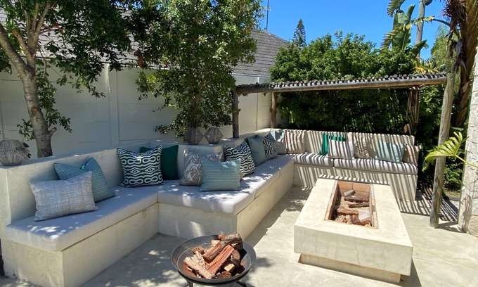 Constantia House | Perfectly located luxurious contemporary 6 bedroom home