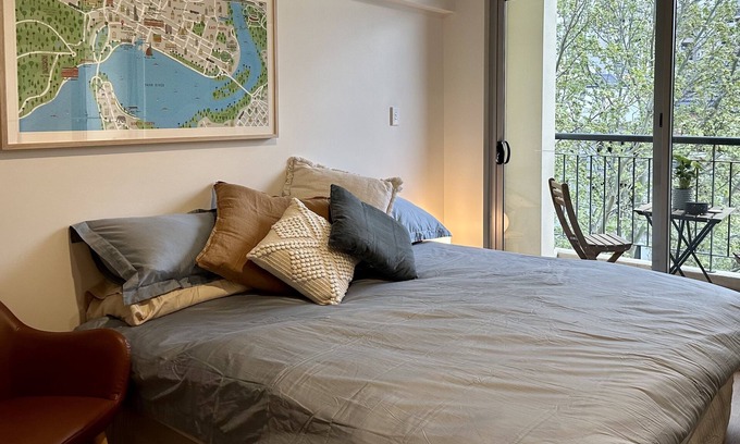 East Perth Apartment | Perfectly situated at Claisebrook Cove, fresh Studio apartment, with pool access