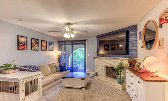 Casas Adobes Condo | Pet-friendly 1-bedroom condo in NW Tucson with Fireplace & Covered Patio