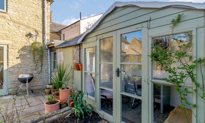 Lechlade Cottage | Pet friendly 3 bedroom Cotswold holiday cottage in Lechlade - Railway Cottage