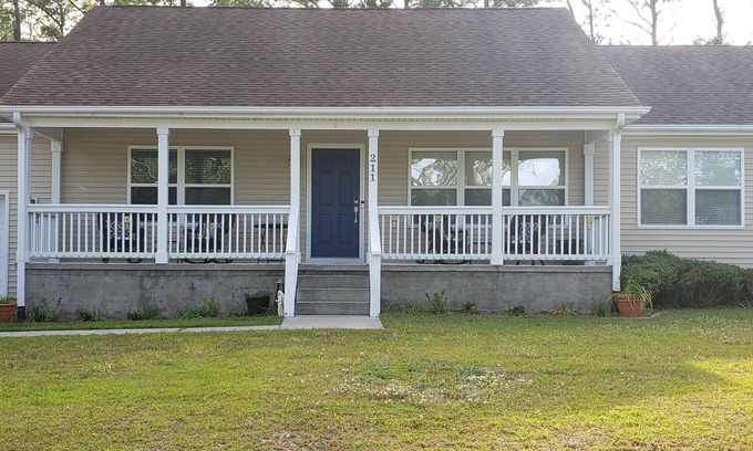 Shallotte House | Pet Friendly 3-Bedroom Fenced Yard Minutes to OIB