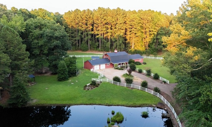 Skippers House | Pet-Friendly 3BR Lake House w/Pier and Firepit