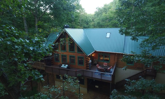 Tate Cabin | PET Friendly 4 Bed LOG CABIN! Golfing, Two Pools, Hiking & Private Fishing Lake!